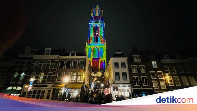 Domtoren, Ikon Kota Utrecht yang Penuh Warna di Malam Hari