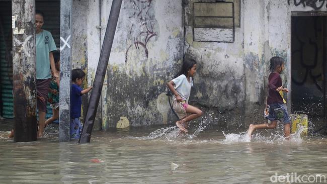 Banjir Rob Masih Rendam 2 RT dan 1 Jalan di Jakut Sore Ini