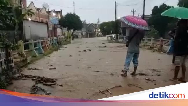 Banjir Melanda Wonogiri: Sungai Dimoro Meluap, Rumah dan Klinik Kesehatan Tenggelam