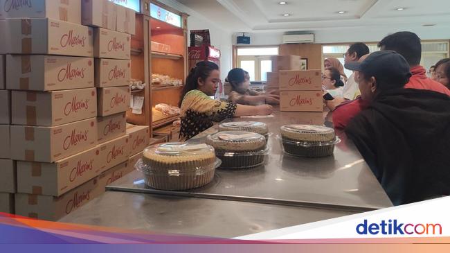 Dikabarkan Akan Tutup, Warga Antre Berburu Roti Maxim’s yang Legendaris