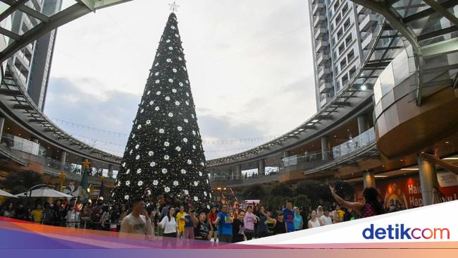 Potret Pohon Natal Setinggi 21 Meter di Medan