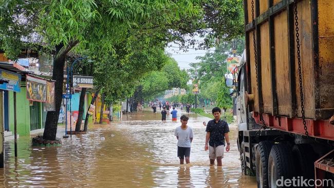 Jalur Ponorogo-Pacitan Lumpuh Akibat Banjir, Sopir-Penumpang Terjebak