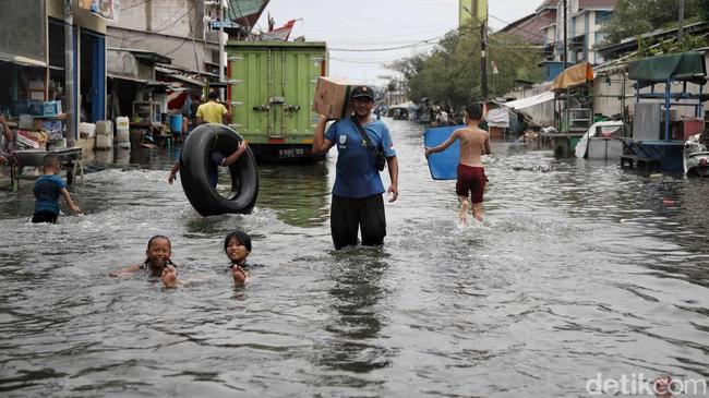 Pemkot Jakut Siapkan 3 Langkah untuk Percepat Banjir Rob Surut