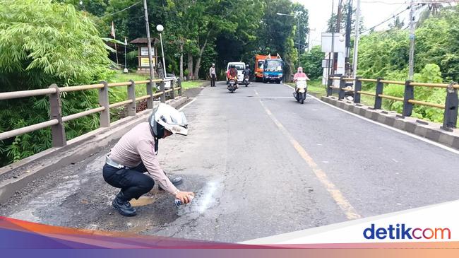 Musim Liburan Tiba, tapi kok Jalan Denpasar-Gilimanuk Banyak Lubang?