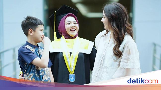 Semringah Mbak Lala Wisuda Jadi Sarjana Ditemani Nagita Slavina dan Rafathar