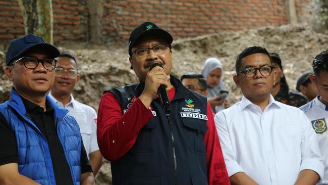 Mensos Pimpin Kerja Bakti, Perkuat Kesetiakawanan Sosial di Kampung Saung