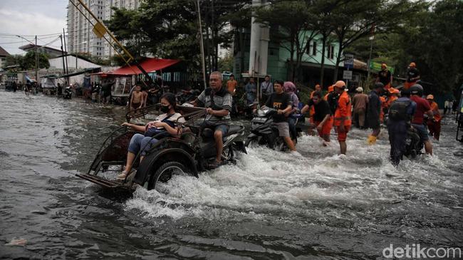 7 RT dan 1 Ruas Jalan Masih Terendam Rob Jakarta Sore Ini