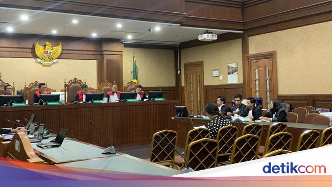 Terdakwa Kasus Korupsi Timah Nangis Baca Pleidoi: Saya Pegawai Biasa