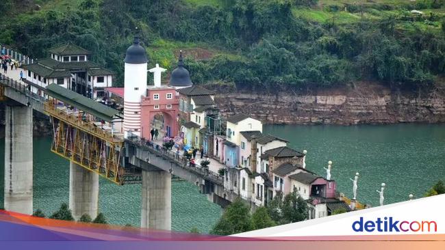 Unique! Bridge in China Transformed into Dense Settlement