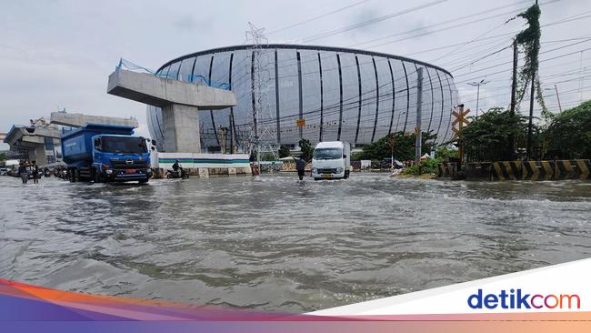 Jalan RE Martadinata Depan JIS Tergenang Banjir Rob