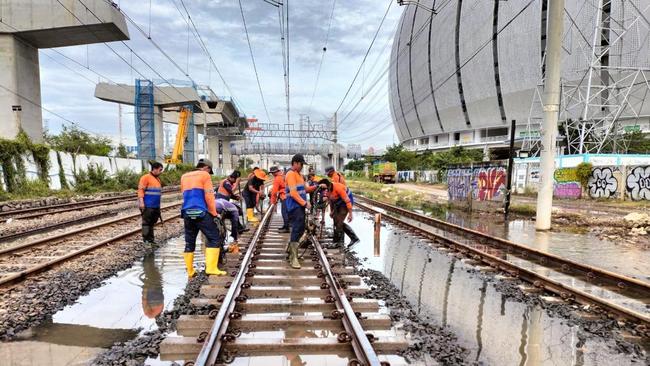 KAI Tinggikan Jalur KA Imbas Sering Terendam Banjir Rob Jakarta