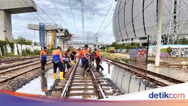 KAI Tinggikan Jalur KA Imbas Sering Terendam Banjir Rob Jakarta