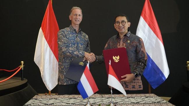 Menbud Fadli Zon Terima 272 Warisan Benda Bersejarah RI dari Belanda