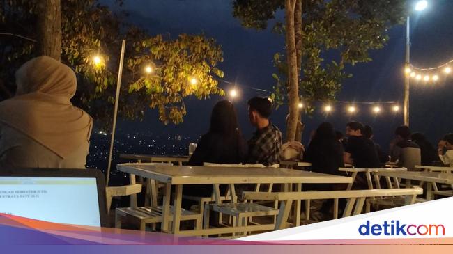 Kafe Tersembunyi Dengan Pemandangan Romantis City Light Bandung