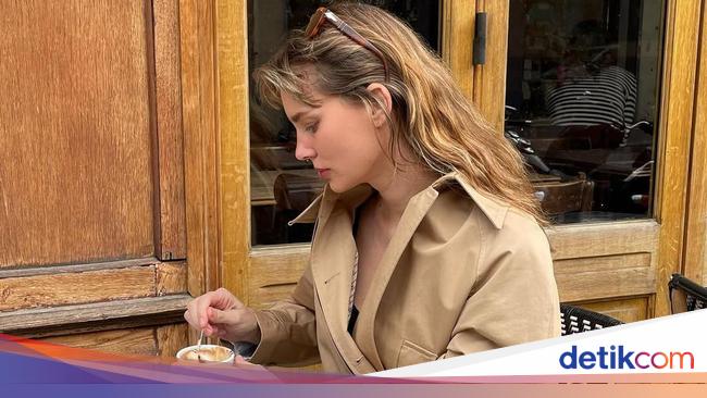 Pose Valentine Payen, Istri Ario Bayu saat Ngopi di Prancis