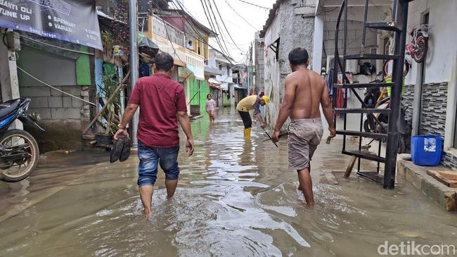 Banjir Rob Berhari-hari, Warga Jakut Kesulitan Mandi hingga Harus Tahan BAB