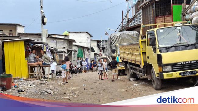 Bocah-bocah Main dan Ortu Jemur Kasur saat Rob di Jakut Mulai Surut