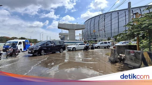 Banjir Rob di Sekitar JIS Meluap Lagi Siang Ini