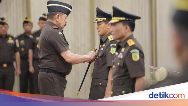 Jaksa Agung Lantik Rudi Margono Jadi Jamwas, Leonard Eben Ezer Kabadiklat