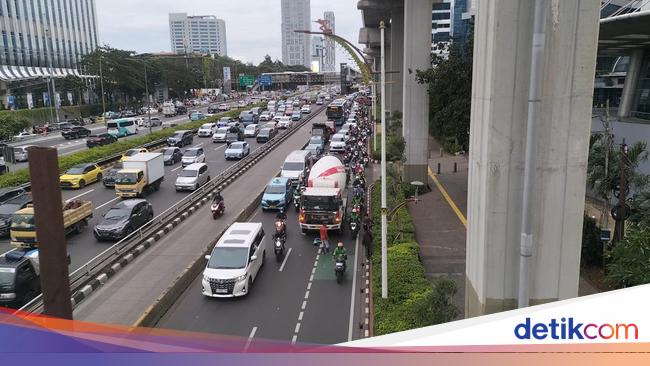 Truk Molen Mogok di Jalan Gatsu Arah Kuningan, Panjang Macet 1,5 Km