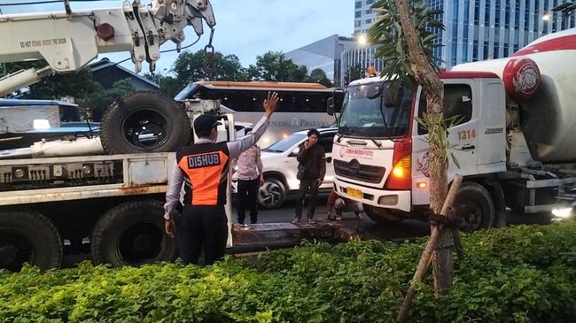 Truk Molen Mogok di Gatot Subroto Sudah Dievakuasi, Lalin Kembali Normal