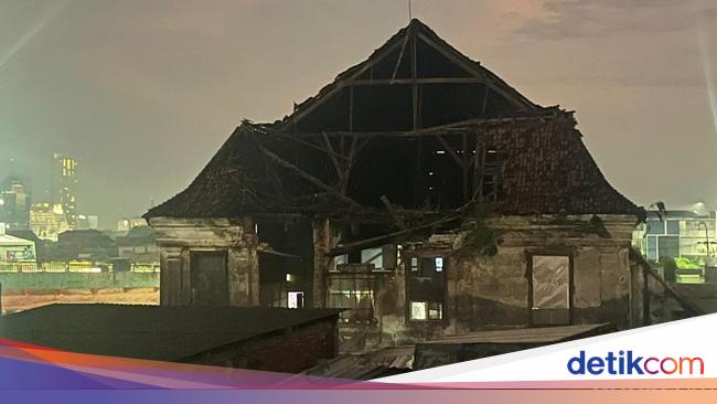 Atap Gedung Setan Surabaya Ambrol