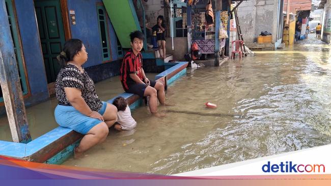 Curhat Warga Muara Angke Capek Kebanjiran Rob, Nguras Lumpur Mulu