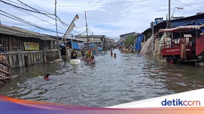 Kaki-kaki Warga Muara Angke Mengkerut gara-gara Rob Tak Surut