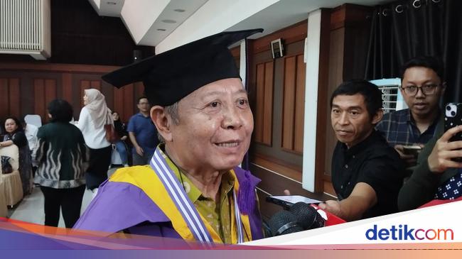 Yus Rusamsi Cerita Kegiatan Sekolah Lansia Jaksel: Belajar Yoga-Wirausaha