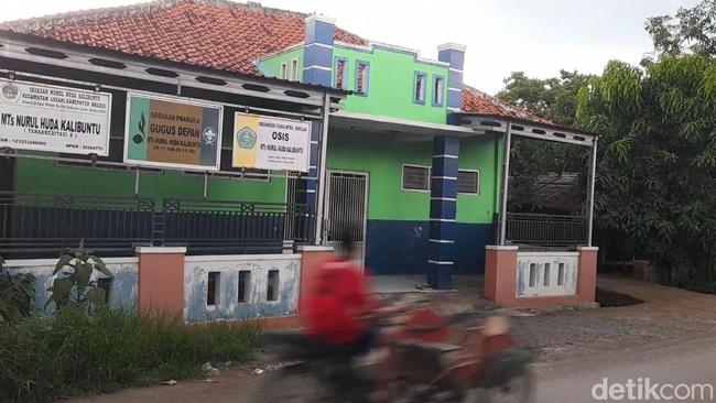 Viral Jajanan Siswa MTS di Brebes Dibuang Bu Kantin, Padahal Tugas