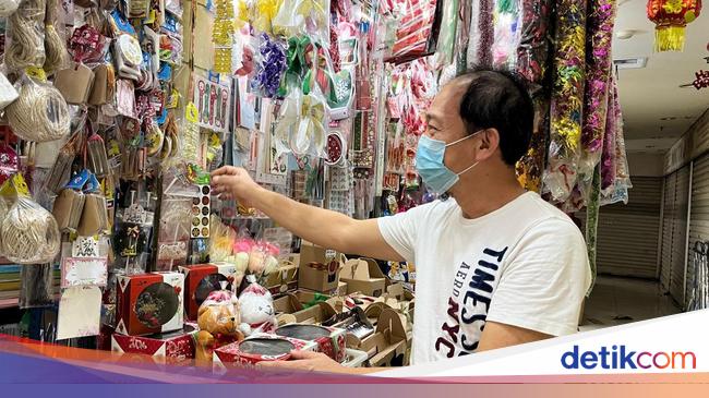 Omzet Penjual Pernak-pernik di Pasar Senen Naik Jelang Natal