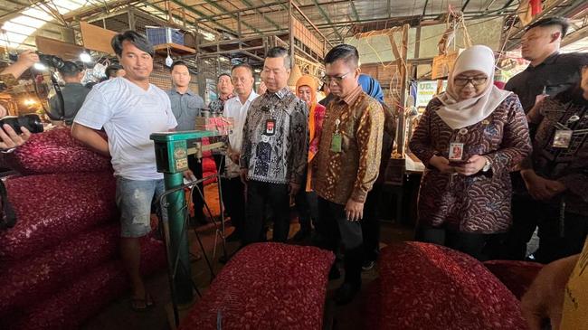 Pj Gubernur DKI Cek Harga Pangan di Pasar Kramat Jati Jelang Natal-Tahun Baru