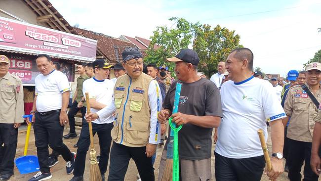 Mensos Awali Peringatan HKSN di Lampung dengan Kerja Bakti Bersama Warga