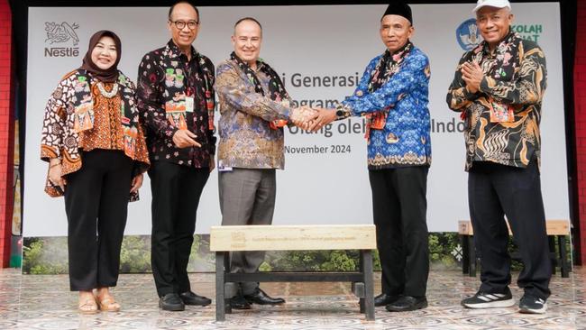 Nestle Indonesia Distribusikan 5.000 Bangku Daur Ulang ke 500 SD di RI