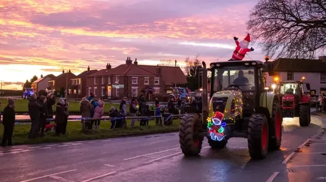 Beda! Ada Pawai Traktor Hias Sambut Natal di Inggris