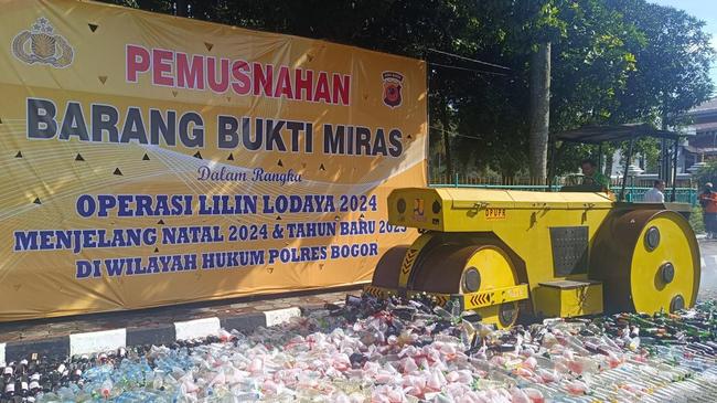 15 Ribu Botol Miras Hasil Razia Sebulan di Bogor Dimusnahkan