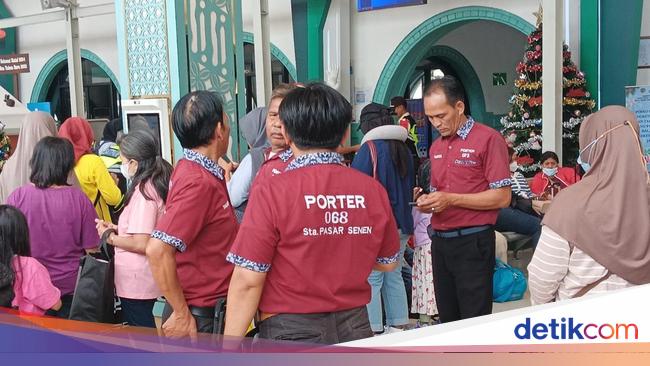 Jeritan Hati Porter Pasar Senen: Angkut Puluhan Kilo, Dibayar Seadanya