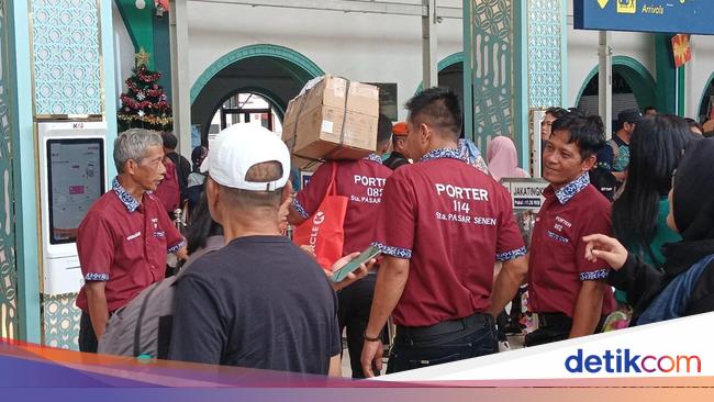 Kala Puluhan Porter 'Berebut' Cari Duit di Stasiun Senen Jelang Nataru