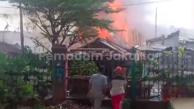 Kebakaran di Menteng Dekat Jalur KRL, 17 Mobil Damkar Dikerahkan