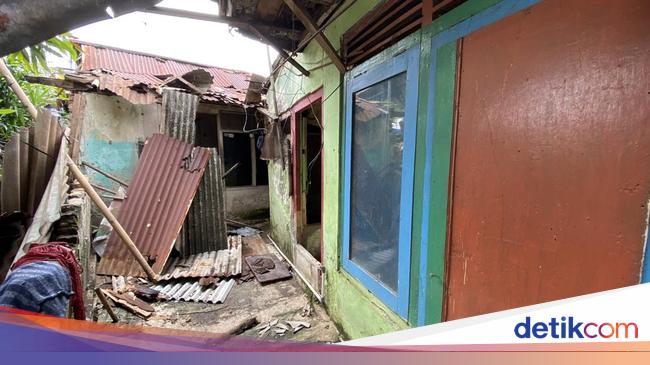 Penampakan 15 Rumah Hangus Terbakar di Pinggir Jalur KRL Menteng