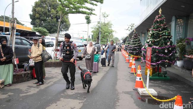 Pengamanan Penumpang di Stasiun Pasar Senen Libatkan Anjing K9