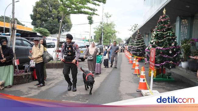 Pengamanan Penumpang di Stasiun Pasar Senen Libatkan Anjing K9