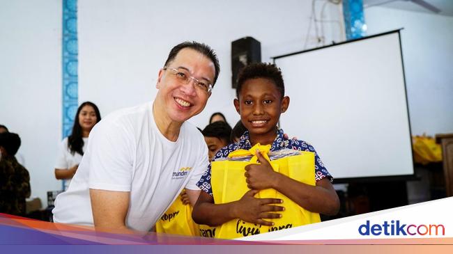 Rayakan Natal, Bank Mandiri Bagikan Ribuan Alat Sekolah-Paket Kesehatan