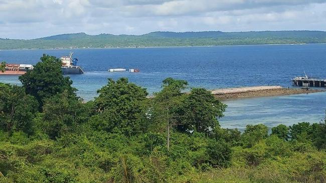 Kapal Kargo Tenggelam di Perairan Kupang, Sejumlah Peti Kemas Ikut Karam