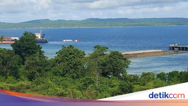 Kapal Kargo Tenggelam di Perairan Kupang, Sejumlah Peti Kemas Ikut Karam