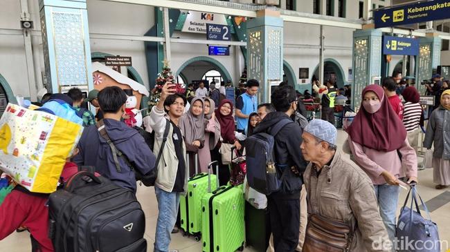 Natal-Tahun Baru Kian Dekat, Stasiun Pasar Senen Dipadati Calon Penumpang