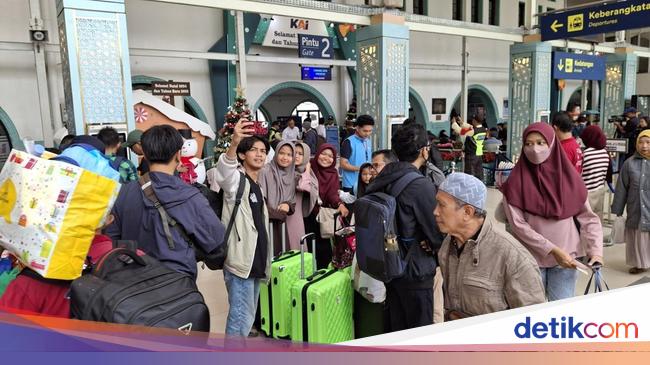 Nataru Makin Dekat, Stasiun Pasar Senen Dipadati Calon Penumpang