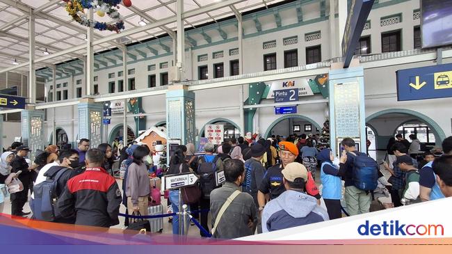 Berjubel Warga di Stasiun Jakarta, Tol hingga Puncak Bogor Jelang Natal