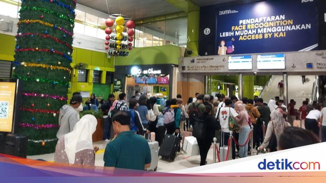 Hari Ini Diprediksi Jadi Puncak Libur Nataru, Stasiun Gambir Ramai