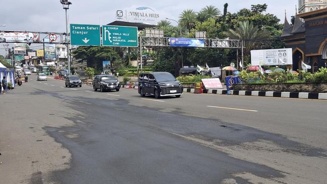 Polisi Terapkan One Way Arah Jakarta di Jl Raya Puncak Bogor Siang Ini